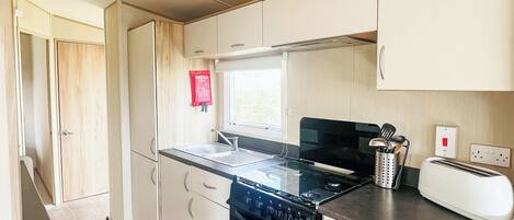 Kühlschrank, Ofen, Herdplatte, Toaster