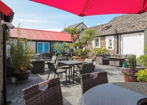 تناول الطعام بالخارج