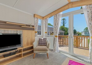 Flat-screen TV, video game console - Luxurious and contemporary caravan. (Reynalton, Nr Narberth)