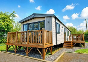 Exterior - Luxurious and contemporary holiday home sleeping up to 6 guests. (Reynalton, Nr Narberth)