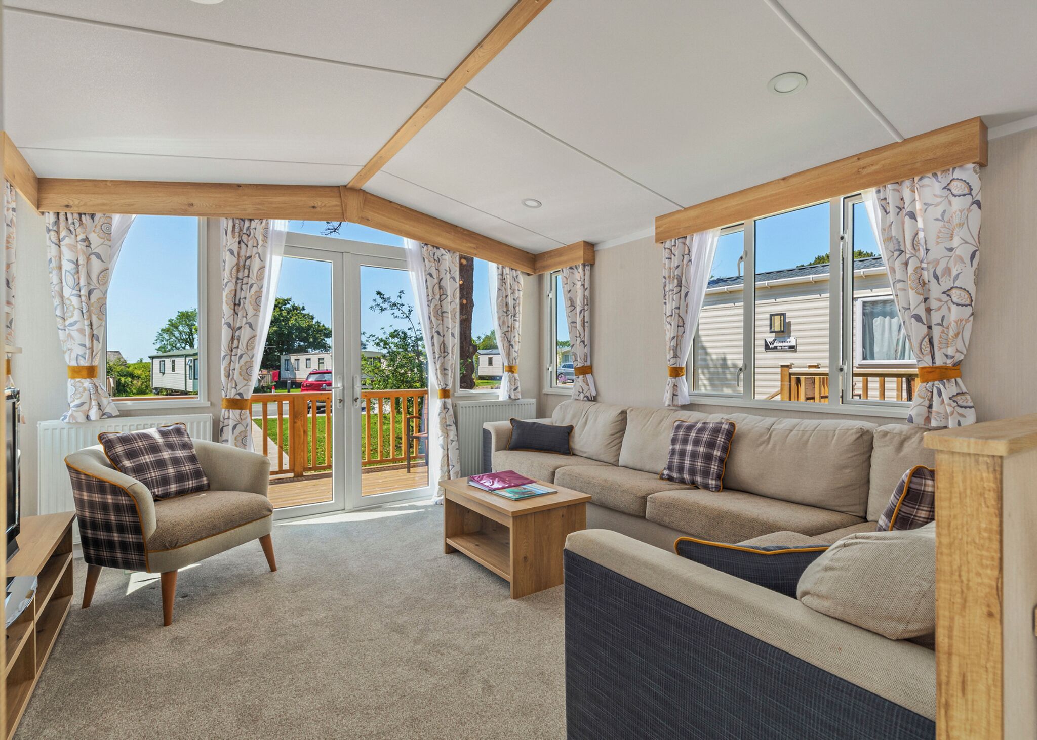 Een flatscreentelevisie en een videogameconsole