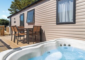 Outdoor dining - Luxurious and contemporary caravan. (Reynalton, Nr Narberth)