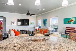 Smart-TV, bøker og stereoanlegg