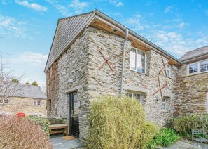 Exterior - Oat Cottage is very individual. (Watergate, Looe)