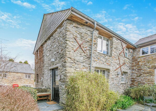 Exterior - Oat Cottage is very individual. (Watergate, Looe)