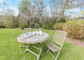 Outdoor dining - Oat Cottage is very individual. (Watergate, Looe)