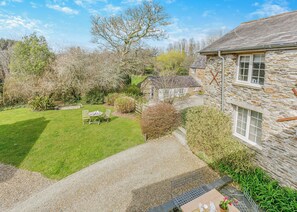 Outdoor dining - Oat Cottage is very individual. (Watergate, Looe)