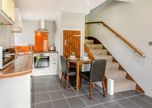 Fridge, oven, stovetop, toaster - Oat Cottage is very individual. (Watergate, Looe)