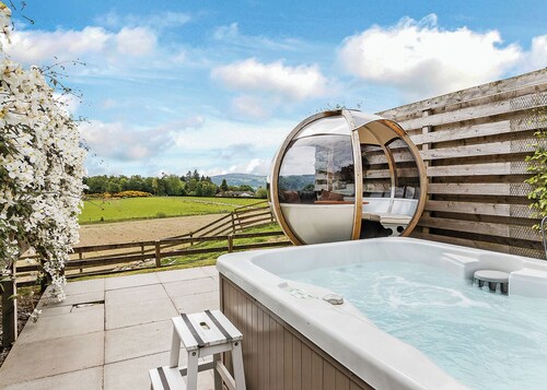 Superb lodge with luxurious and contemporary styling features.