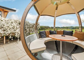 Outdoor dining - Superb lodge with luxurious and contemporary styling features. (North Kessock, Inverness)