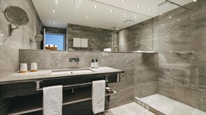 Junior Suite Lago South | Baño | Ducha, cabezal de ducha tipo lluvia, secador de pelo y albornoces
