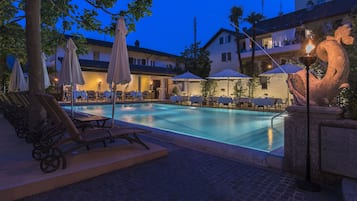 Innenpool, AuĂenpool (je nach Saison geöffnet), Sonnenschirme