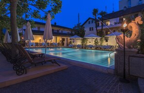 Piscina interna, piscina externa sazonal, guarda-sóis, espreguiçadeiras