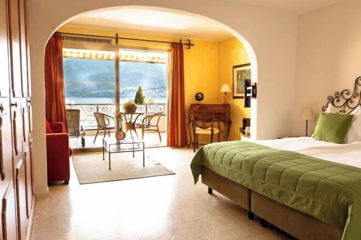 1 bedroom, hypo-allergenic bedding, free minibar, in-room safe