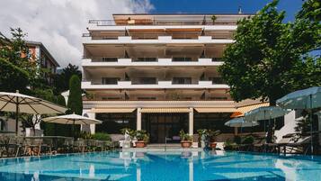 Innenpool, AuĂenpool (je nach Saison geöffnet), Sonnenschirme