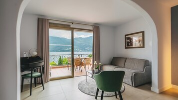 Suite Attika | 防过敏的被褥、迷你吧（备有免费物品）、客房内保险箱、办公桌