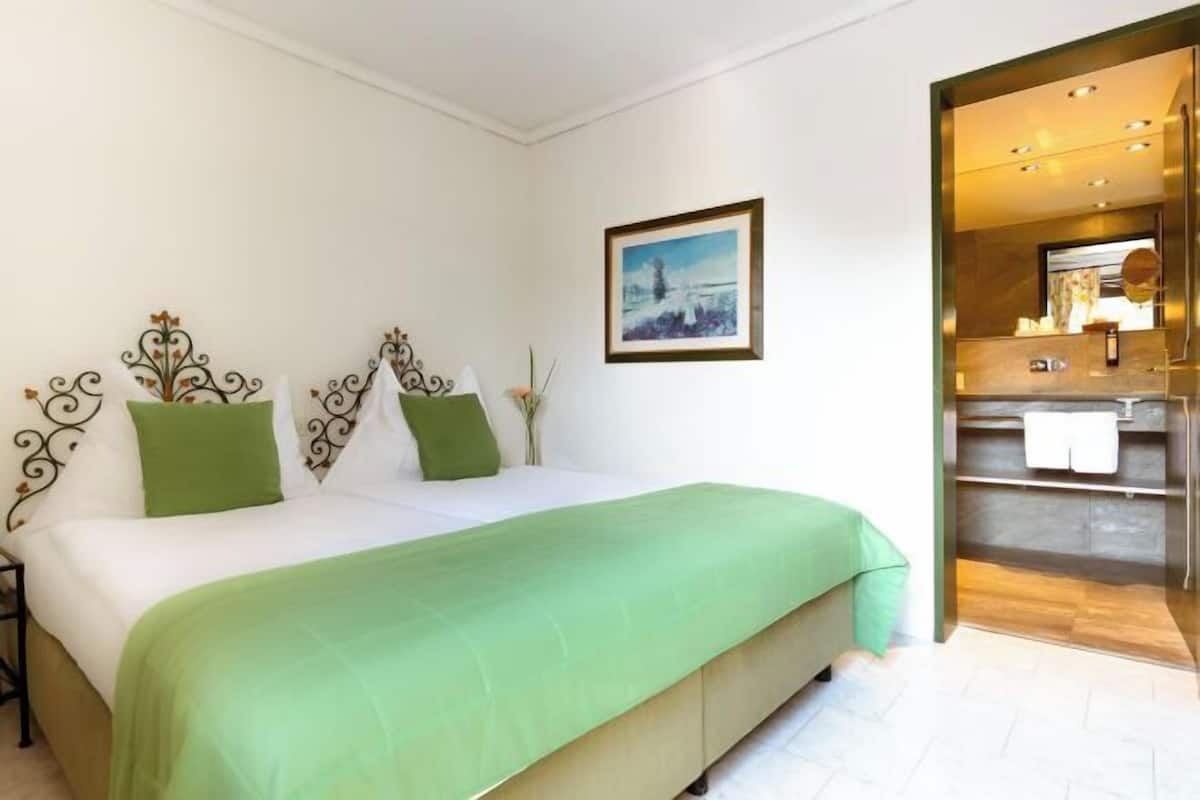 1 bedroom, hypo-allergenic bedding, free minibar, in-room safe