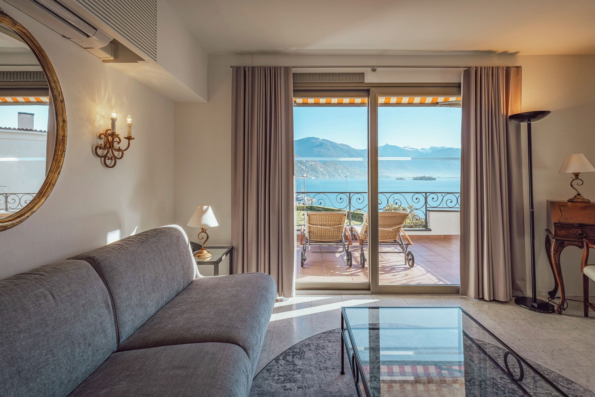 Suite | Living area | 100-cm flat-screen TV with cable channels, TV