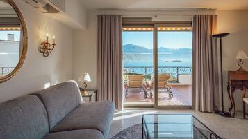 Suite | Living area | 100-cm flat-screen TV with cable channels, TV