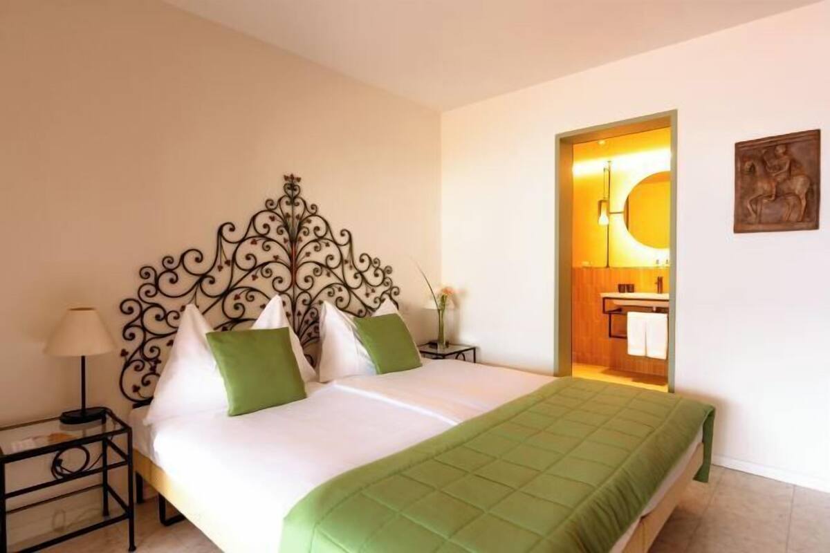 Ropa de cama hipoalergénica y minibar con artículos gratuitos