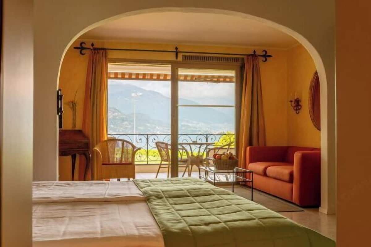1 bedroom, hypo-allergenic bedding, free minibar, in-room safe