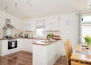 Fridge, oven, stovetop, toaster - Shakespeare Lodge Pet Friendly (Stratford-upon-Avon)