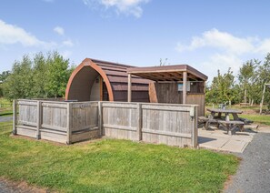 Outdoor dining - 1 bedroom accommodation in Great Busby (Great Busby)