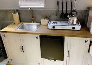 Réfrigérateur, four, plaque de cuisson, grille-pain