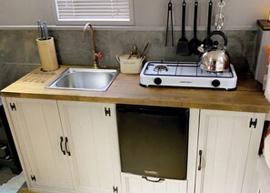 Réfrigérateur, four, plaque de cuisson, grille-pain