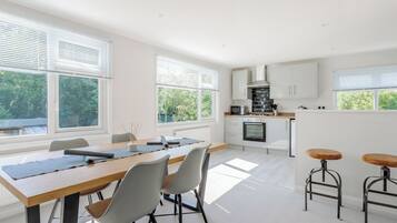 Fridge, oven, stovetop, dishwasher