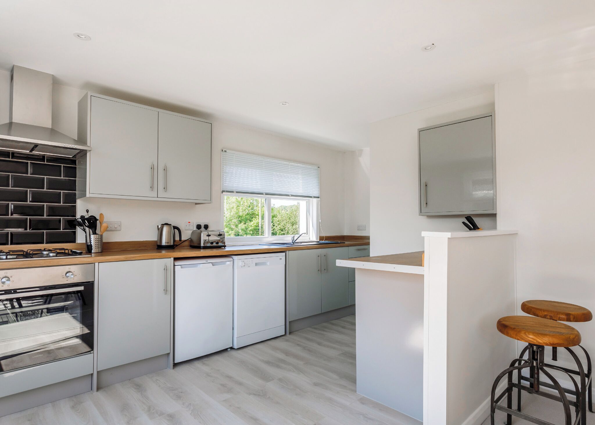 Kylskåp, ugn, spishäll och diskmaskin