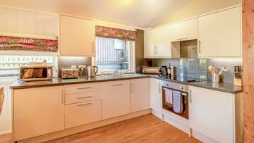 Réfrigérateur, four, plaque de cuisson, grille-pain