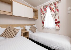 2 bedrooms, free WiFi - Modern and comfortable 2 bedroom caravan with one double and one twin. (Stratford-upon-Avon)