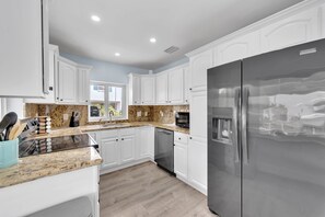 Refrigerador, microondas, horno y parrilla de estufa 