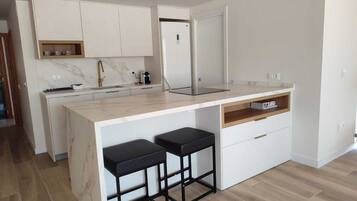 Een koelkast, een microgolfoven, een oven, een kookplaat