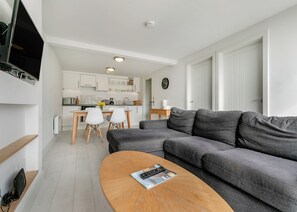 LED TV - Sea Breeze Premier apartments are perfect for a getaway with friends. (Millendreath, Looe)