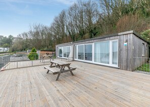 Outdoor dining - Sea Breeze Premier apartments are perfect for a getaway with friends. (Millendreath, Looe)