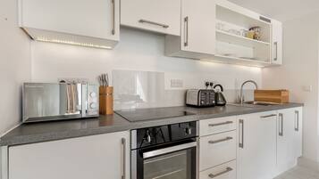 Kühlschrank, Ofen, Herdplatte, Geschirrspüler