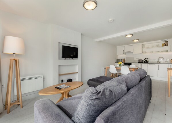 Unclassified image, 1 of 15, button - Sea Breeze Premier apartments are perfect for a getaway with friends. (Millendreath, Looe)