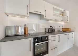 Frigorifero, forno, piano cottura, lavastoviglie