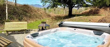 Outdoor spa tub