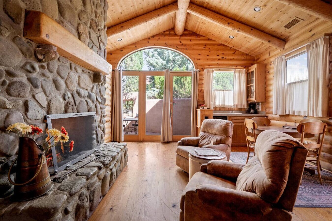 Televisión y chimenea 