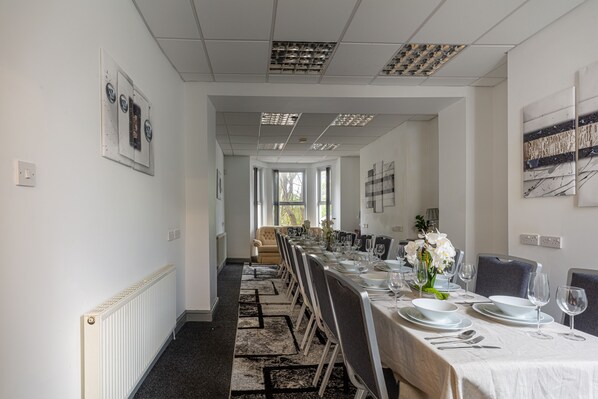 Traditional Villa | In-room dining - Peel Mount Villa (Salford)