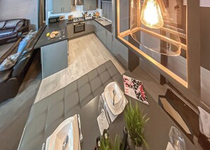 Réfrigérateur, four, plaque de cuisson, grille-pain