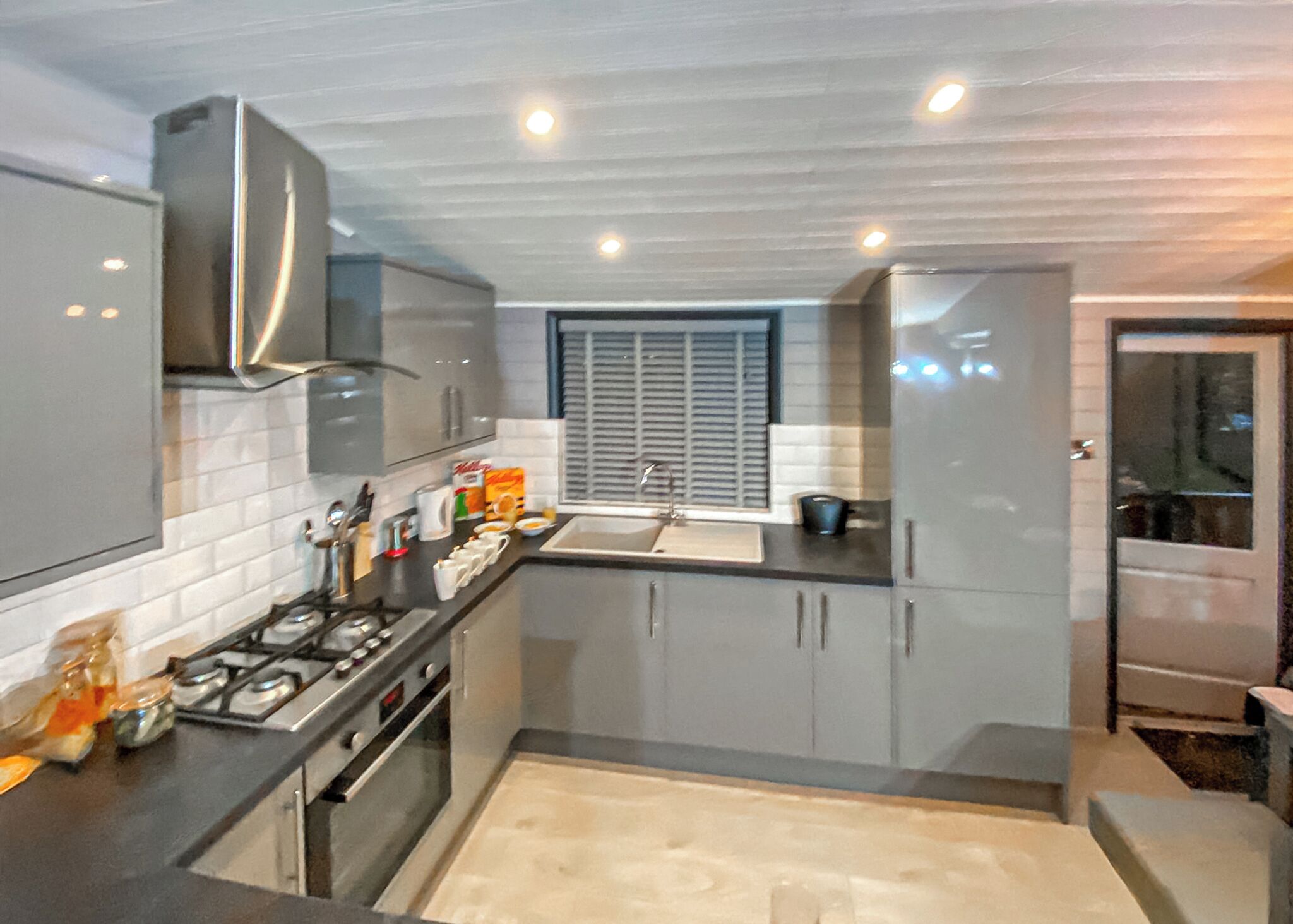 Frigorifero, forno, piano cottura, tostapane