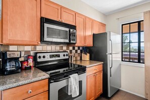 Frigorifero, microonde, forno, piano cottura