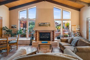 Flat-screen TV, DVD player - Tumbleweed Suite - Adobe Village (Sedona)