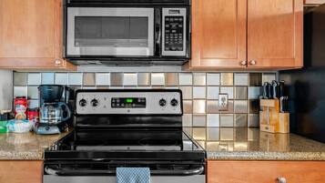 Frigorifero, microonde, forno, piano cottura