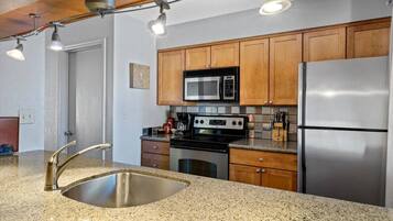 Kühlschrank, Mikrowelle, Ofen, Herdplatte