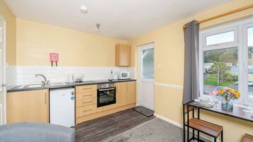 Réfrigérateur, four, plaque de cuisson, grille-pain